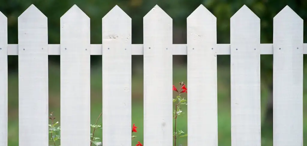How to Build a Horizontal Wood Fence With Metal Posts
