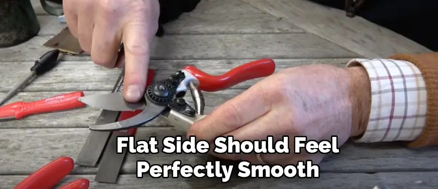 Flat Side Should Feel
Perfectly Smooth