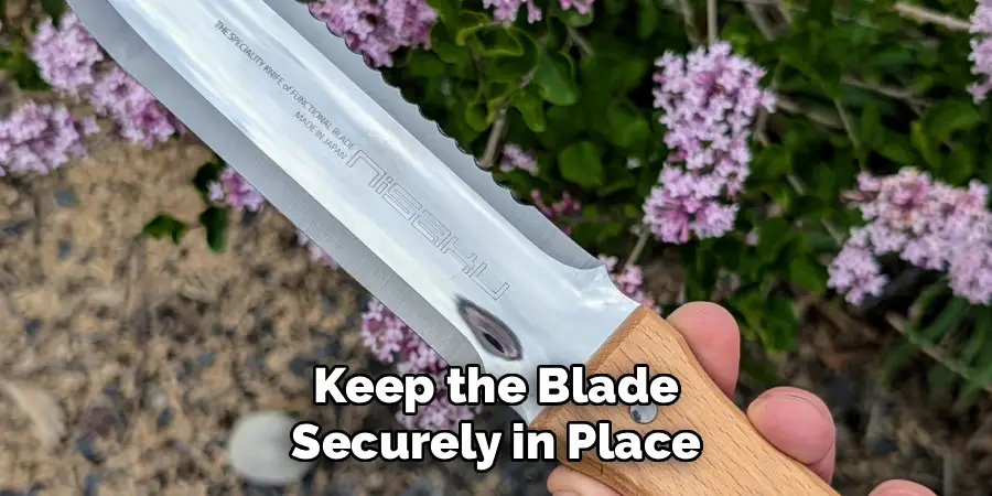 Keep the Blade
Securely in Place