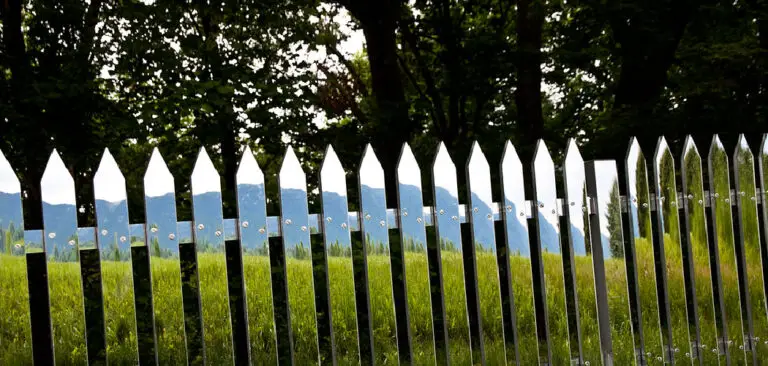 How to Replace Aluminum Fence Pickets | 4 Quick Steps (2024)